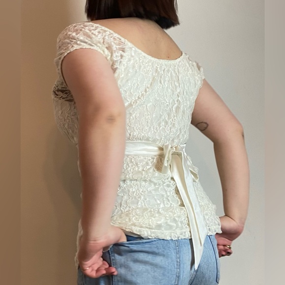 Lace detailed top with a silk ribbon tied in the back, perfect for picnic :3 - Picture 2 of 9